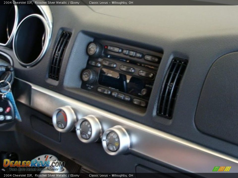 2004 Chevrolet SSR Ricochet Silver Metallic / Ebony Photo #10