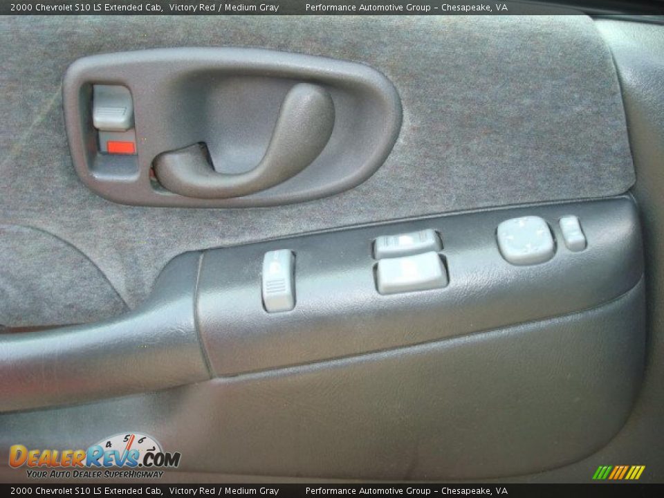 2000 Chevrolet S10 LS Extended Cab Victory Red / Medium Gray Photo #16