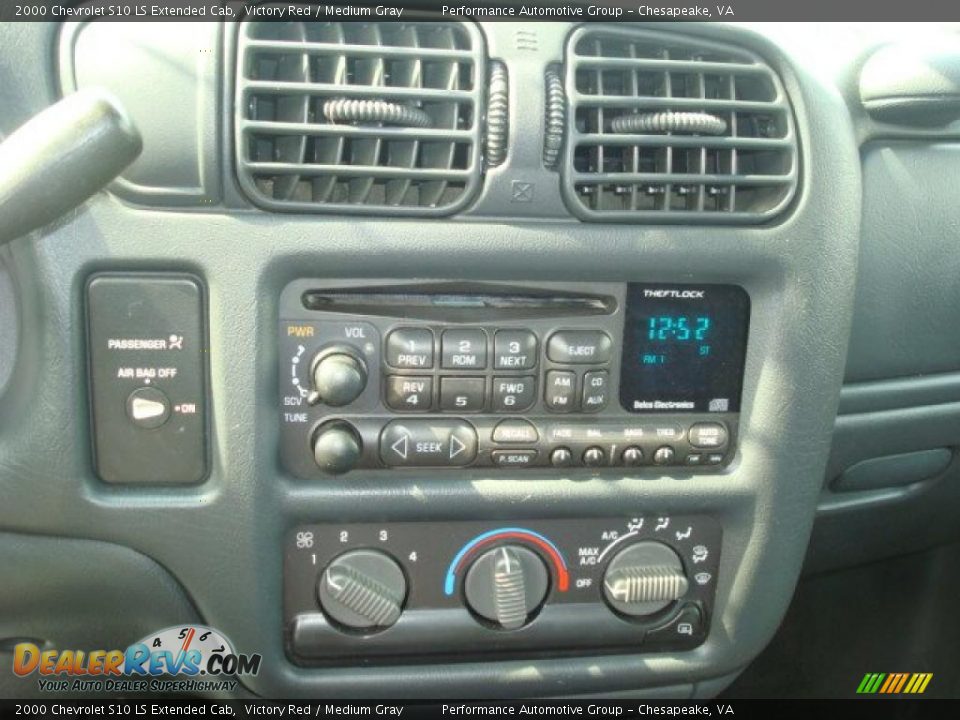 2000 Chevrolet S10 LS Extended Cab Victory Red / Medium Gray Photo #17