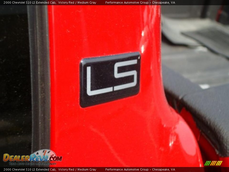 2000 Chevrolet S10 LS Extended Cab Victory Red / Medium Gray Photo #24