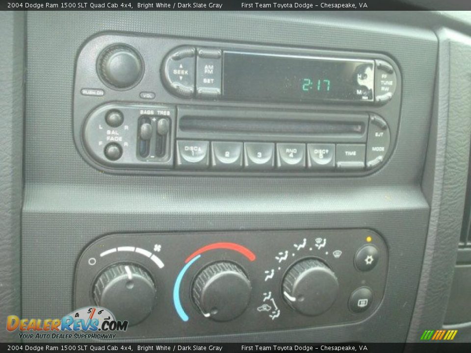 2004 Dodge Ram 1500 SLT Quad Cab 4x4 Bright White / Dark Slate Gray Photo #17