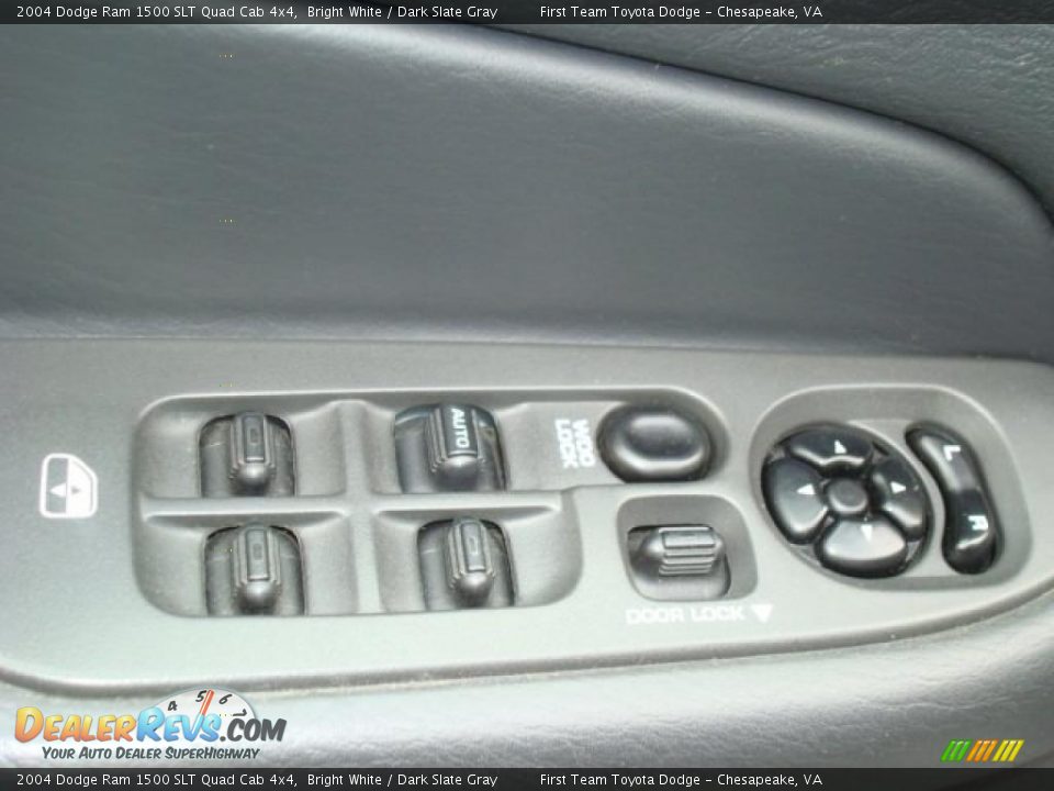 2004 Dodge Ram 1500 SLT Quad Cab 4x4 Bright White / Dark Slate Gray Photo #24