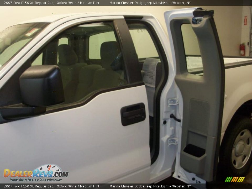 2007 Ford F150 XL Regular Cab Oxford White / Medium Flint Photo #16