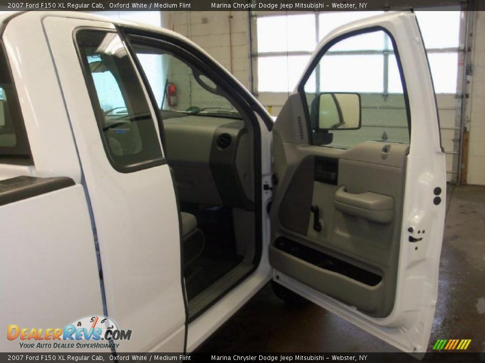2007 Ford F150 XL Regular Cab Oxford White / Medium Flint Photo #18