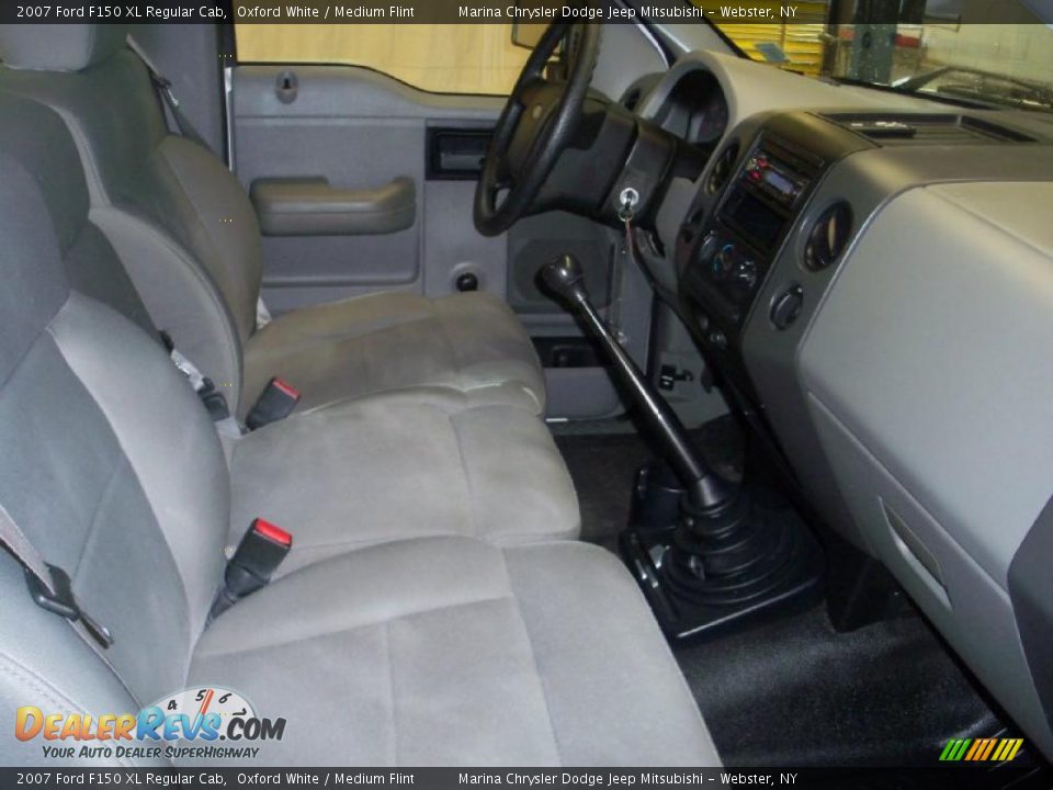 2007 Ford F150 XL Regular Cab Oxford White / Medium Flint Photo #19