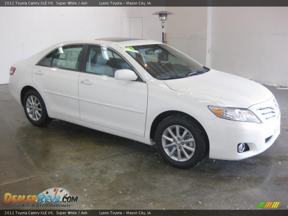 2011 white toyota camry xle #4