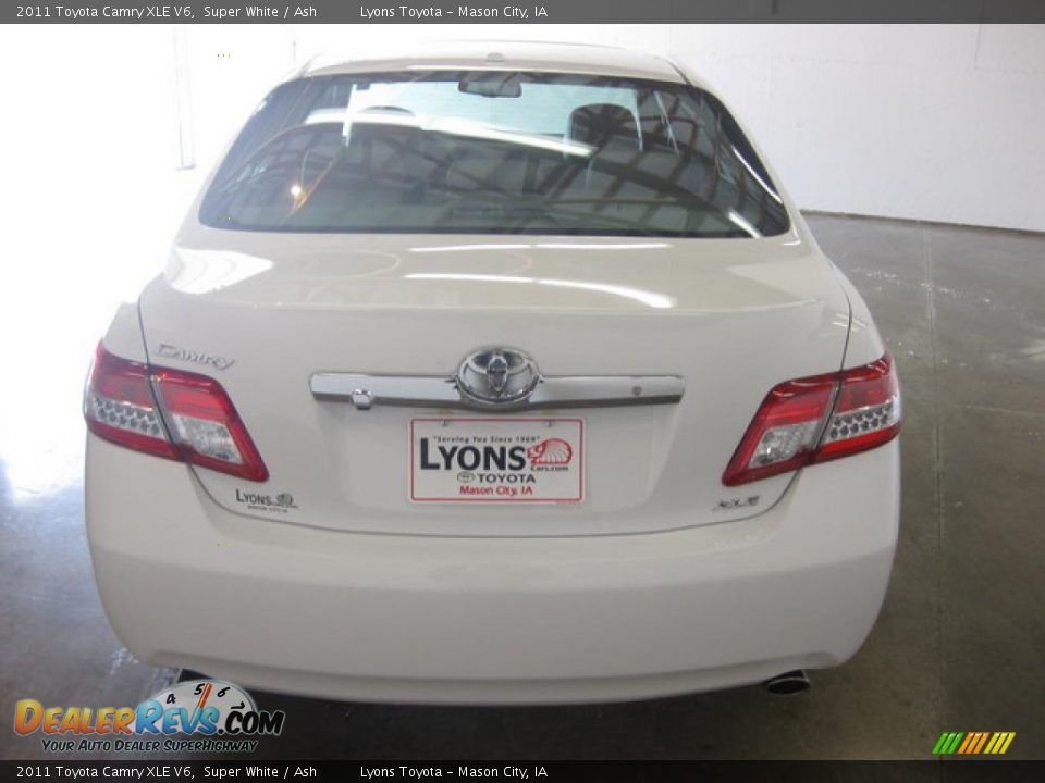 2011 Toyota Camry XLE V6 Super White / Ash Photo #7