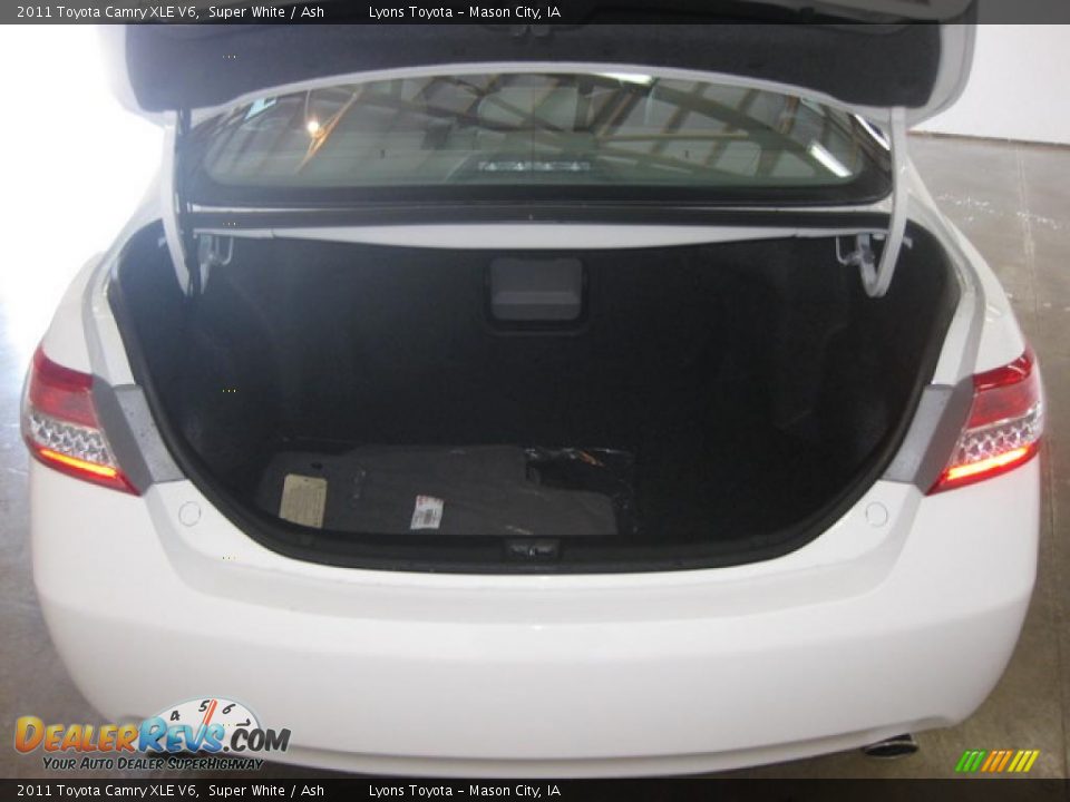 2011 Toyota Camry XLE V6 Super White / Ash Photo #8