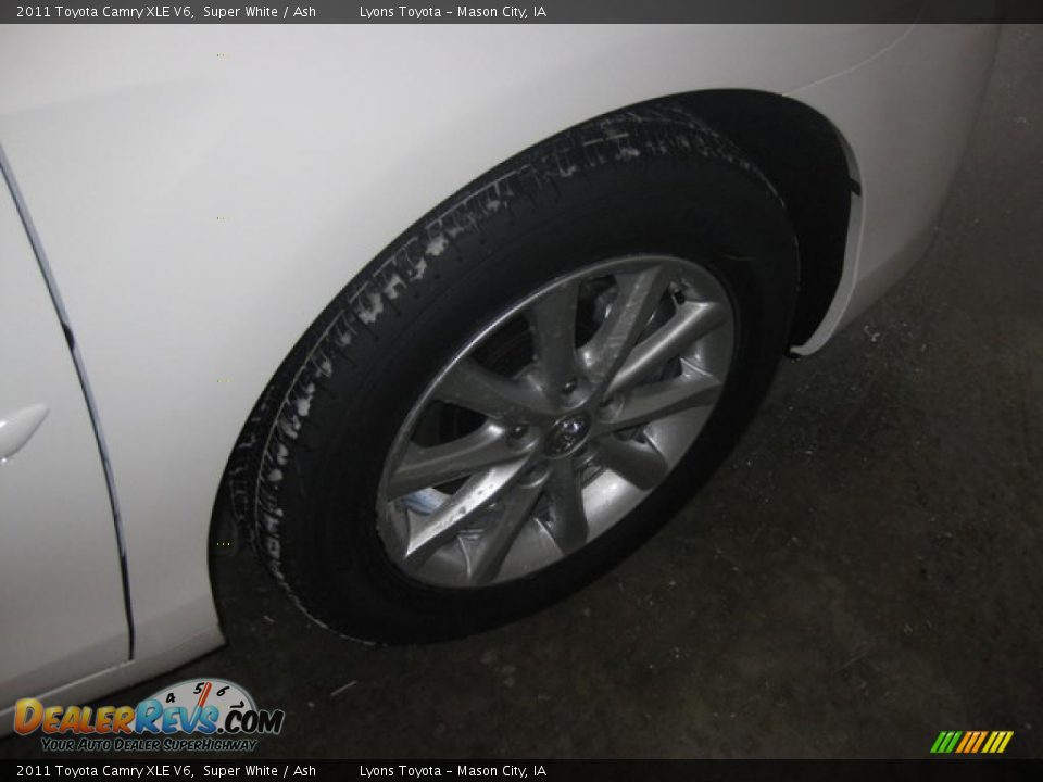 2011 Toyota Camry XLE V6 Super White / Ash Photo #9