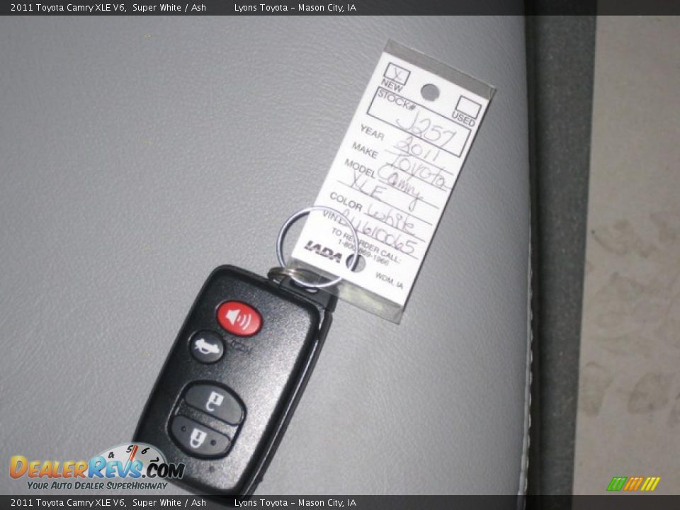 2011 Toyota Camry XLE V6 Super White / Ash Photo #11