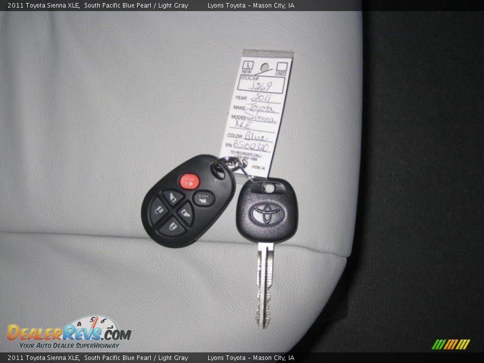 2011 Toyota Sienna XLE South Pacific Blue Pearl / Light Gray Photo #10