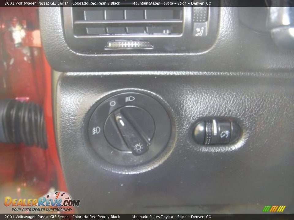 2001 Volkswagen Passat GLS Sedan Colorado Red Pearl / Black Photo #24