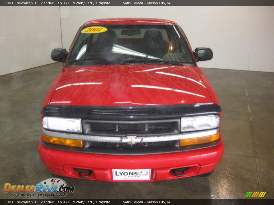 2001 Chevrolet S10 Extended Cab 4x4 Victory Red / Graphite Photo #2