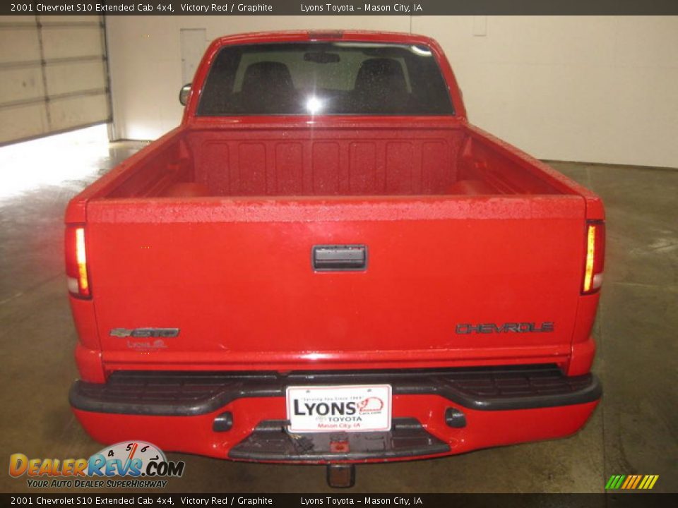 2001 Chevrolet S10 Extended Cab 4x4 Victory Red / Graphite Photo #5