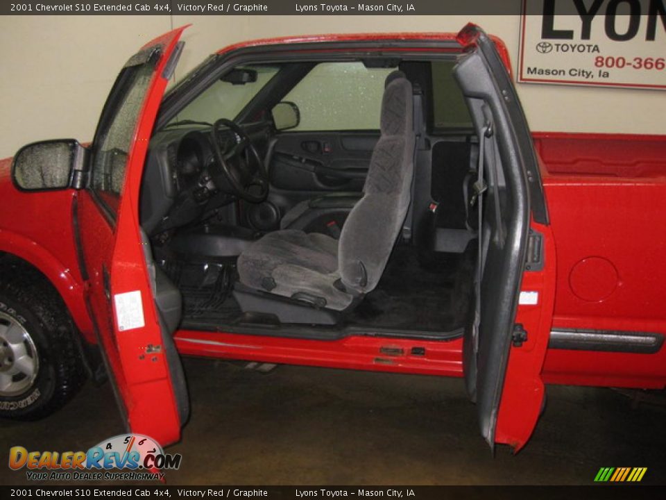 2001 Chevrolet S10 Extended Cab 4x4 Victory Red / Graphite Photo #9