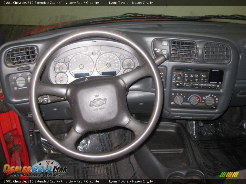 2001 Chevrolet S10 Extended Cab 4x4 Victory Red / Graphite Photo #10