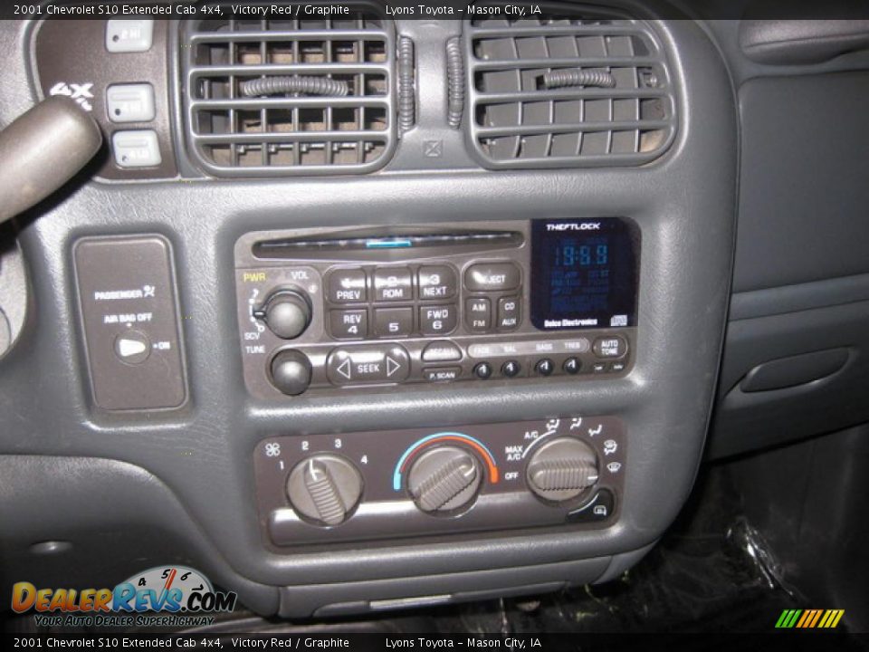 2001 Chevrolet S10 Extended Cab 4x4 Victory Red / Graphite Photo #13