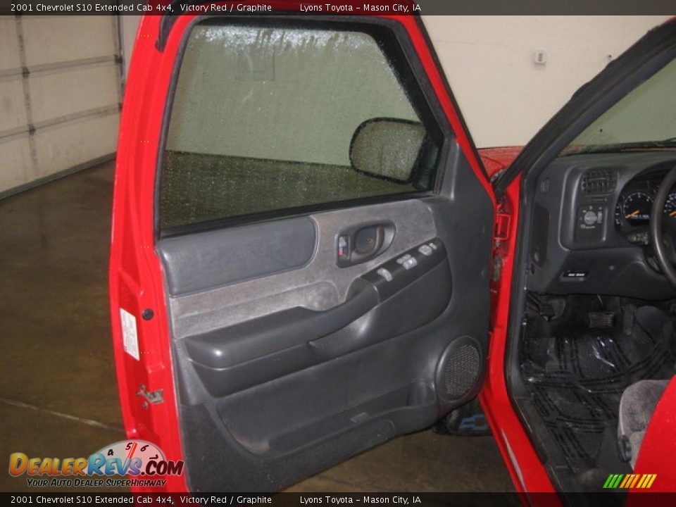 2001 Chevrolet S10 Extended Cab 4x4 Victory Red / Graphite Photo #15
