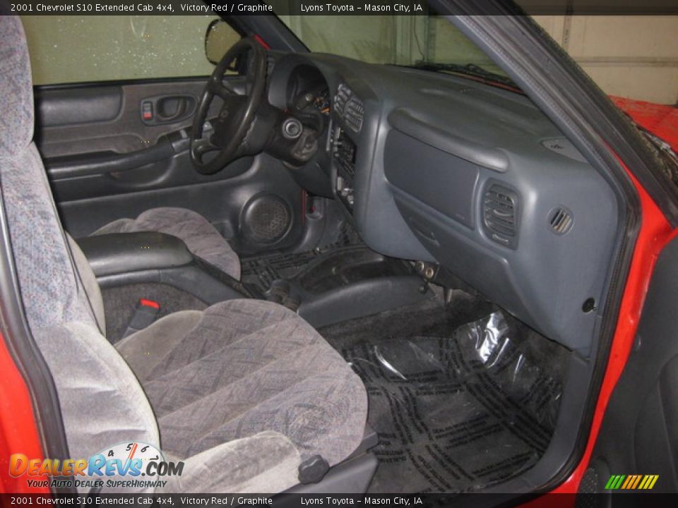 2001 Chevrolet S10 Extended Cab 4x4 Victory Red / Graphite Photo #16