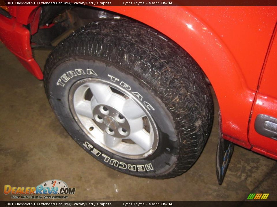 2001 Chevrolet S10 Extended Cab 4x4 Victory Red / Graphite Photo #17