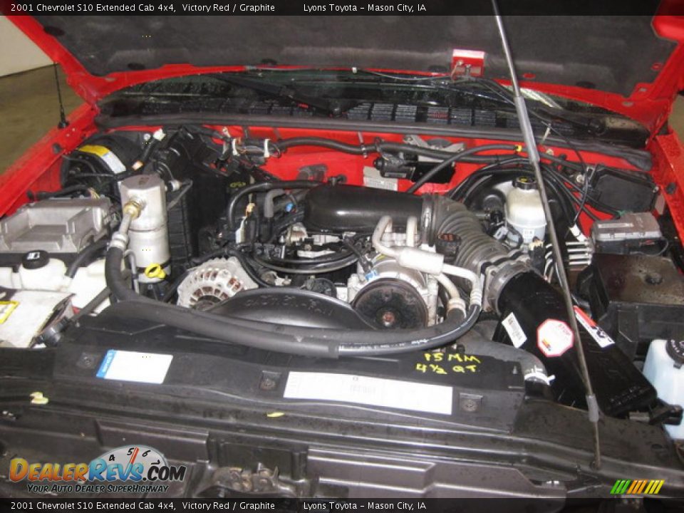 2001 Chevrolet S10 Extended Cab 4x4 Victory Red / Graphite Photo #18