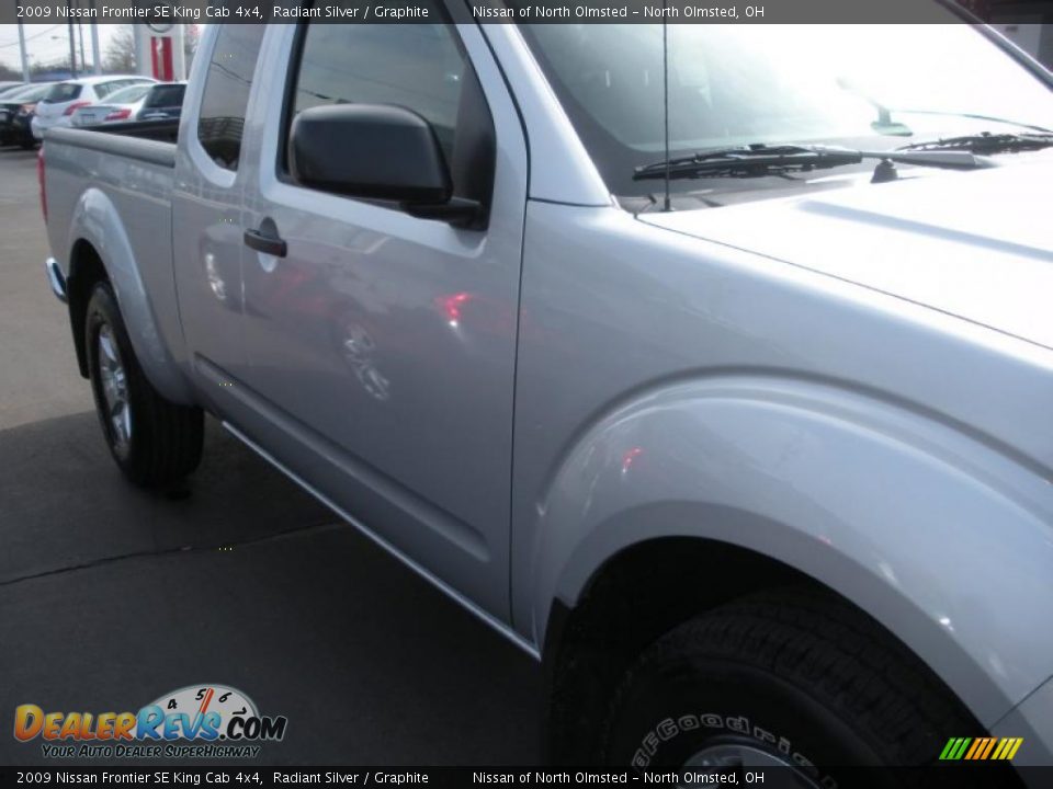2009 Nissan Frontier SE King Cab 4x4 Radiant Silver / Graphite Photo #4