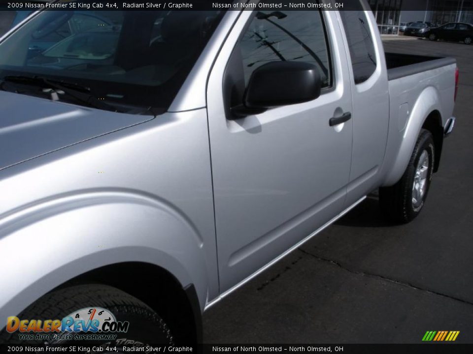 2009 Nissan Frontier SE King Cab 4x4 Radiant Silver / Graphite Photo #8