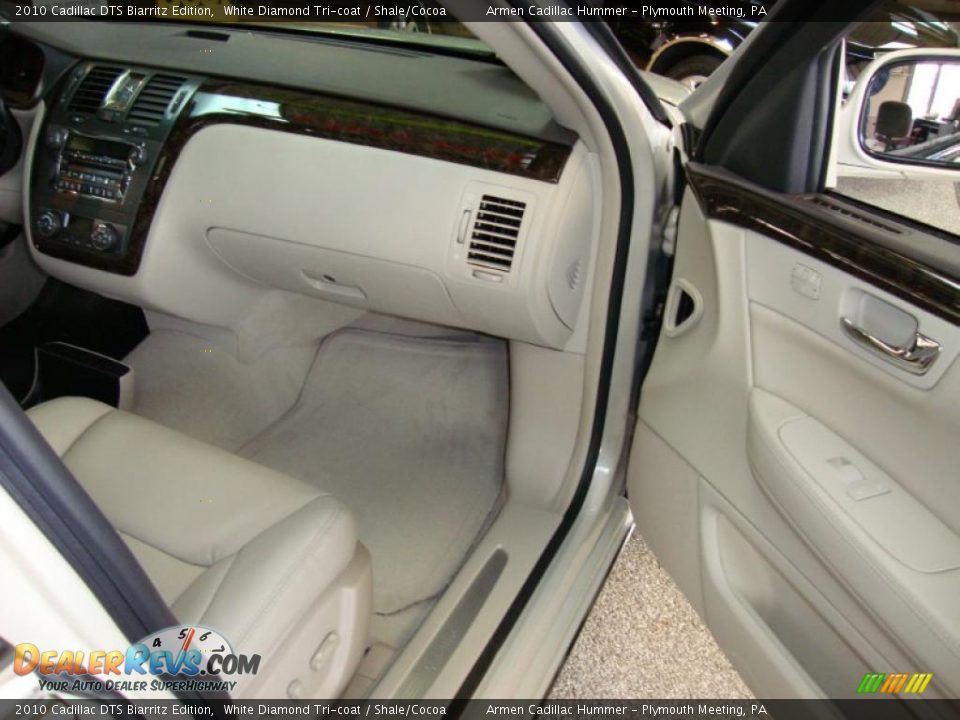 2010 Cadillac DTS Biarritz Edition White Diamond Tri-coat / Shale/Cocoa Photo #17