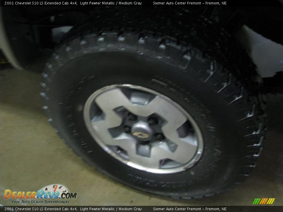 2001 Chevrolet S10 LS Extended Cab 4x4 Light Pewter Metallic / Medium Gray Photo #2