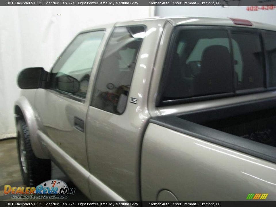 2001 Chevrolet S10 LS Extended Cab 4x4 Light Pewter Metallic / Medium Gray Photo #4