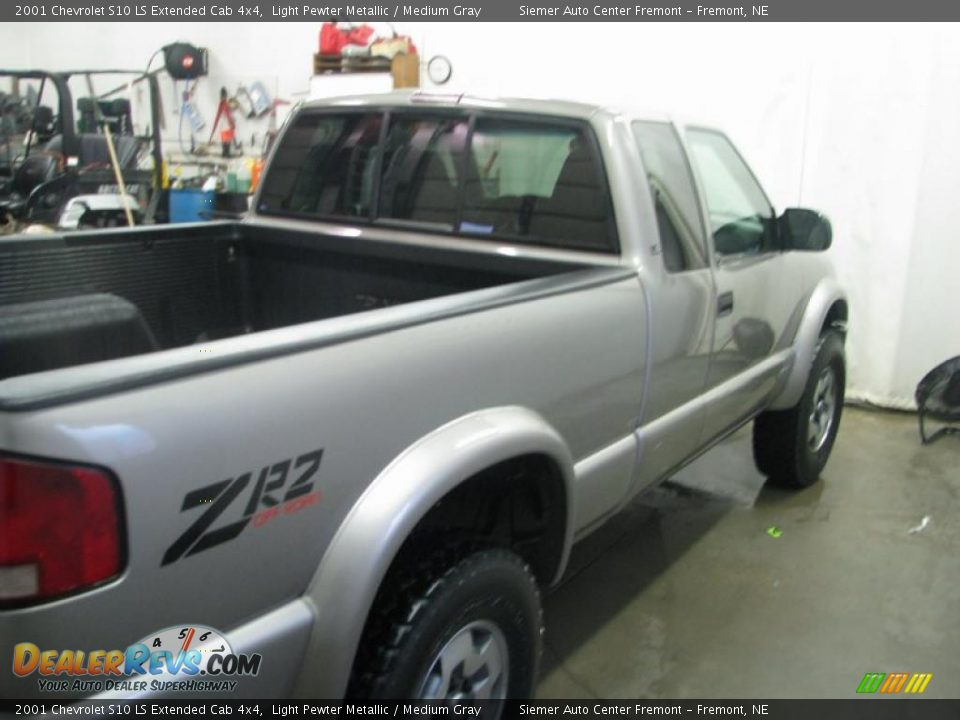 2001 Chevrolet S10 LS Extended Cab 4x4 Light Pewter Metallic / Medium Gray Photo #6