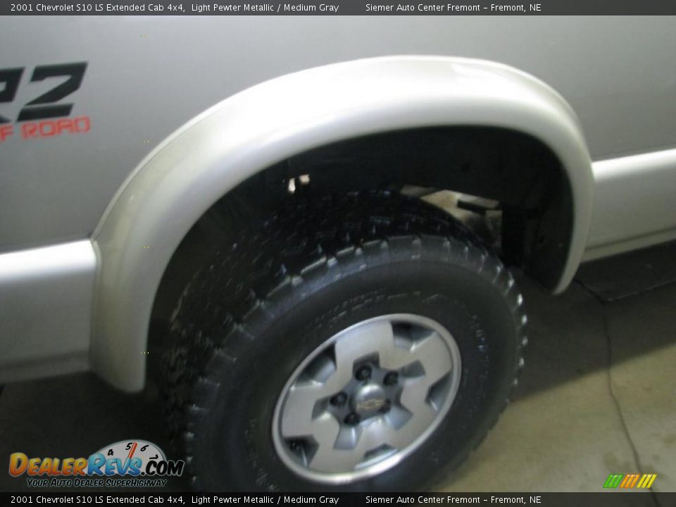 2001 Chevrolet S10 LS Extended Cab 4x4 Light Pewter Metallic / Medium Gray Photo #7