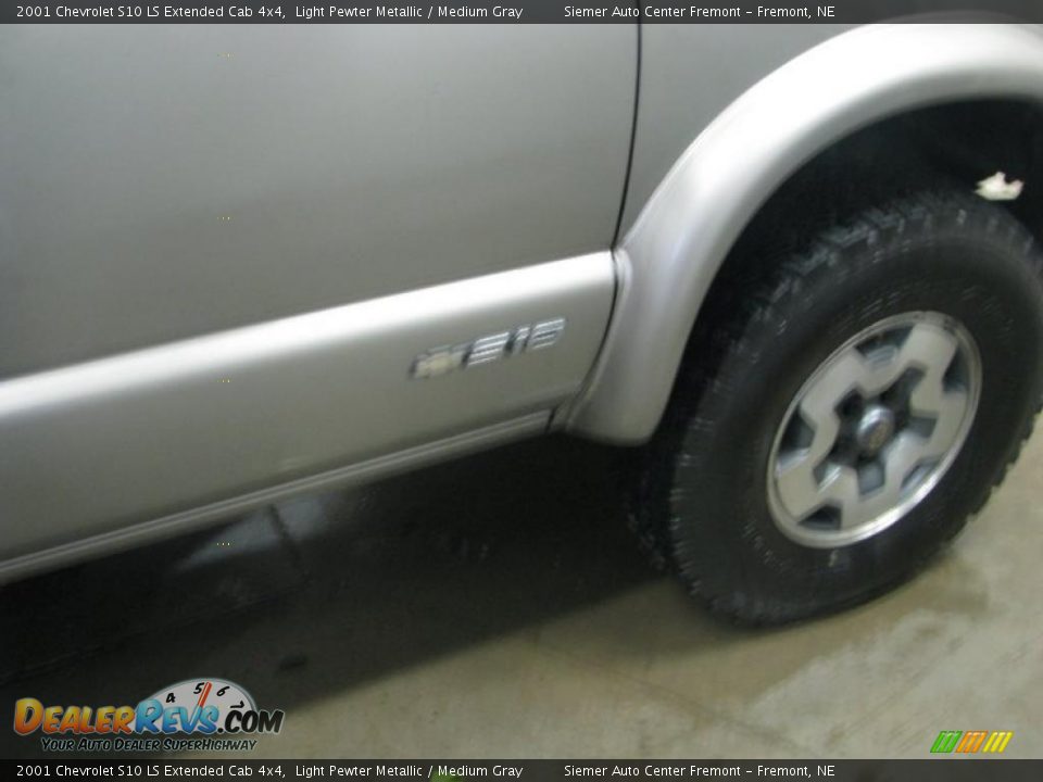 2001 Chevrolet S10 LS Extended Cab 4x4 Light Pewter Metallic / Medium Gray Photo #8