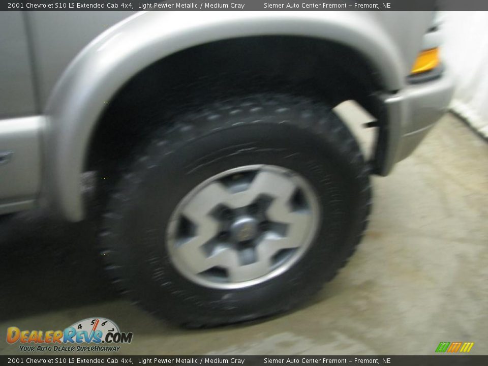 2001 Chevrolet S10 LS Extended Cab 4x4 Light Pewter Metallic / Medium Gray Photo #9