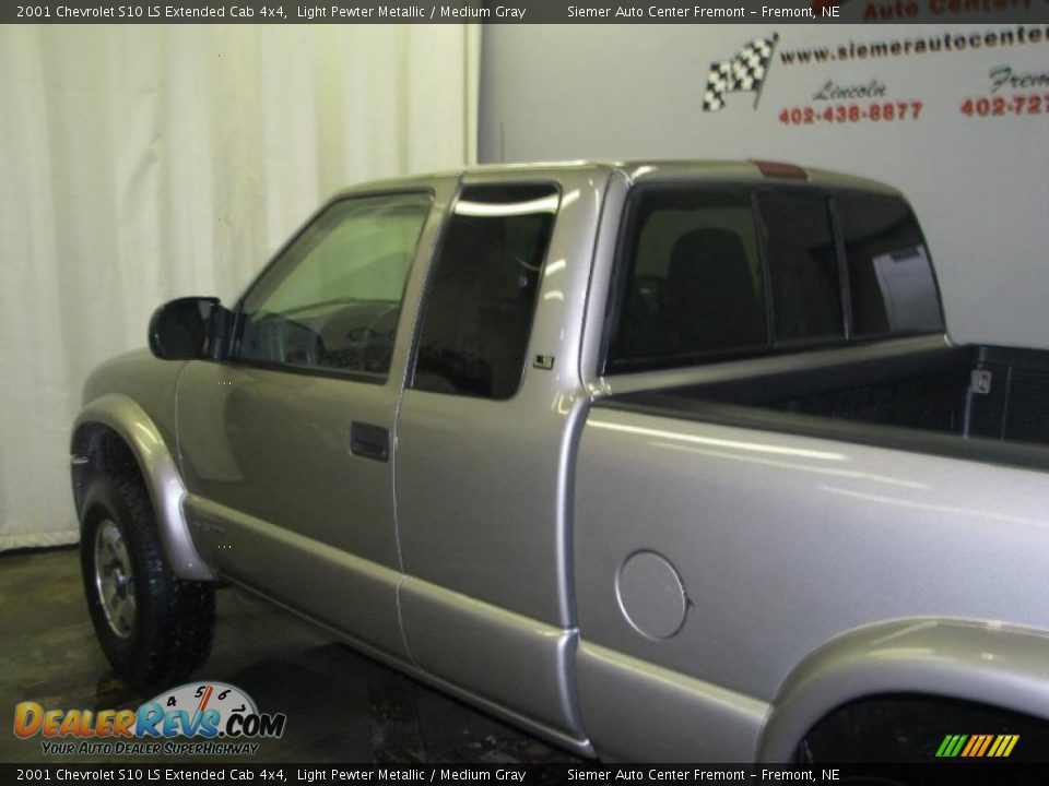 2001 Chevrolet S10 LS Extended Cab 4x4 Light Pewter Metallic / Medium Gray Photo #16