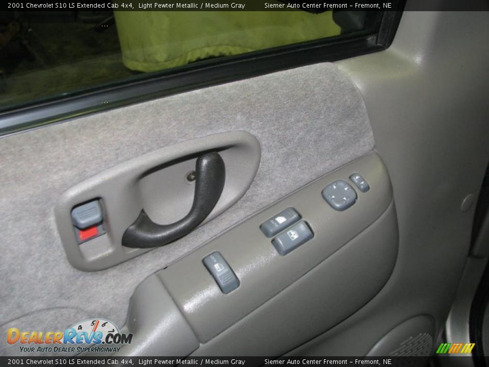 2001 Chevrolet S10 LS Extended Cab 4x4 Light Pewter Metallic / Medium Gray Photo #18