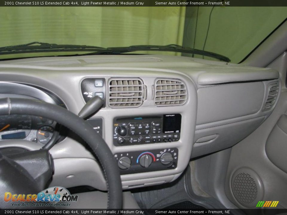 2001 Chevrolet S10 LS Extended Cab 4x4 Light Pewter Metallic / Medium Gray Photo #22
