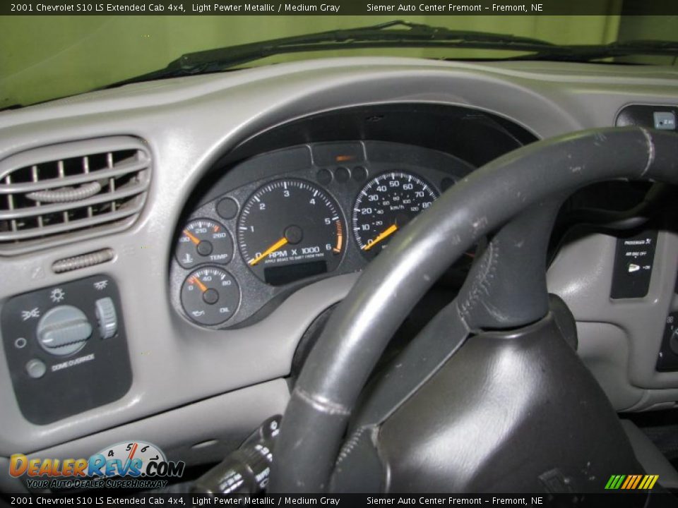 2001 Chevrolet S10 LS Extended Cab 4x4 Light Pewter Metallic / Medium Gray Photo #23