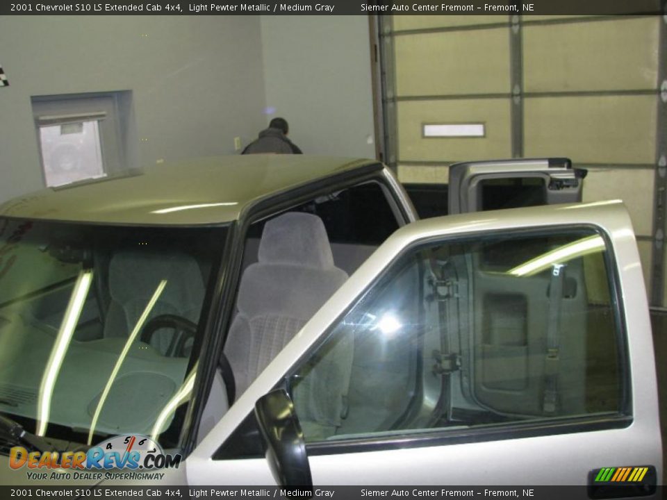 2001 Chevrolet S10 LS Extended Cab 4x4 Light Pewter Metallic / Medium Gray Photo #24