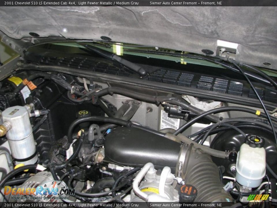 2001 Chevrolet S10 LS Extended Cab 4x4 Light Pewter Metallic / Medium Gray Photo #25