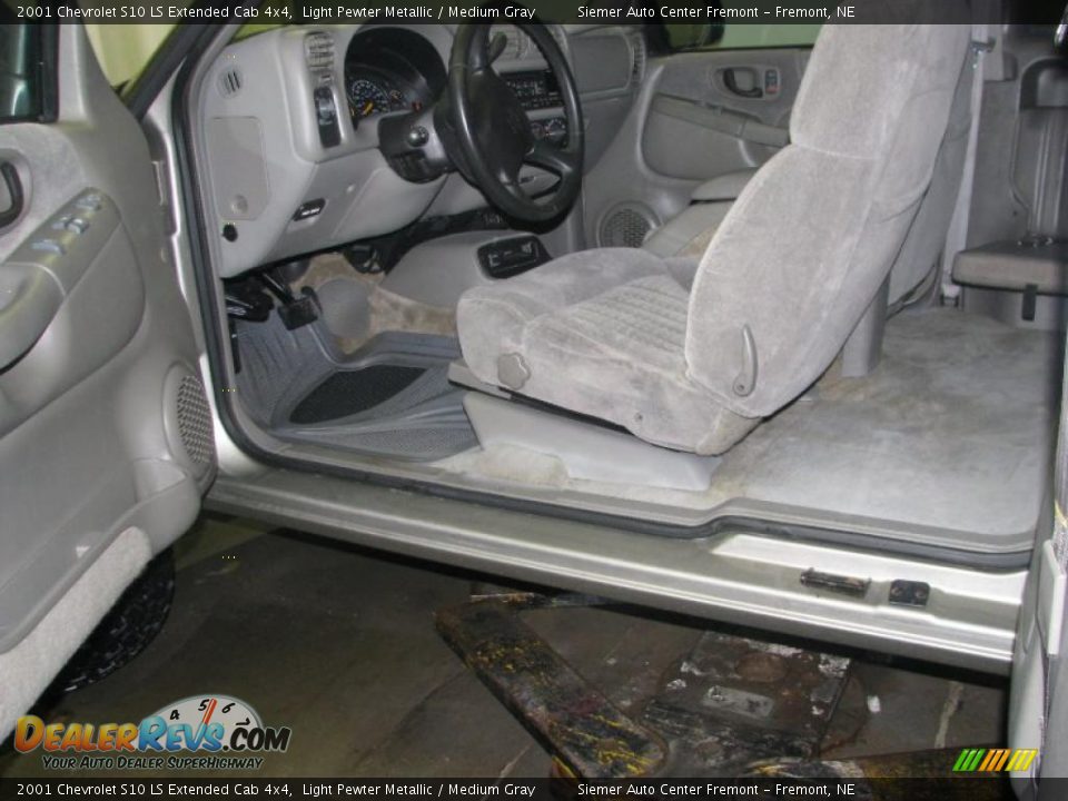 2001 Chevrolet S10 LS Extended Cab 4x4 Light Pewter Metallic / Medium Gray Photo #28