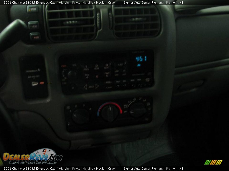 2001 Chevrolet S10 LS Extended Cab 4x4 Light Pewter Metallic / Medium Gray Photo #30