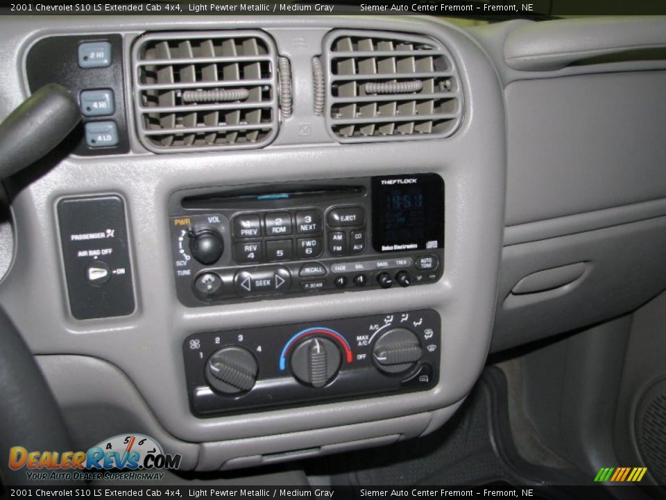 2001 Chevrolet S10 LS Extended Cab 4x4 Light Pewter Metallic / Medium Gray Photo #31