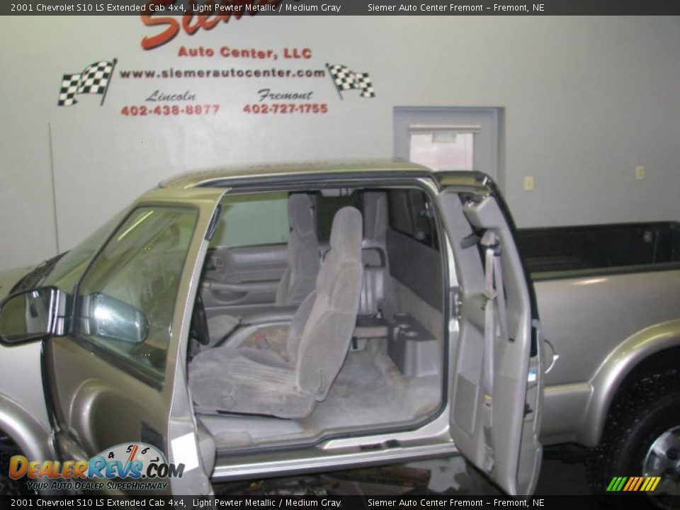 2001 Chevrolet S10 LS Extended Cab 4x4 Light Pewter Metallic / Medium Gray Photo #32