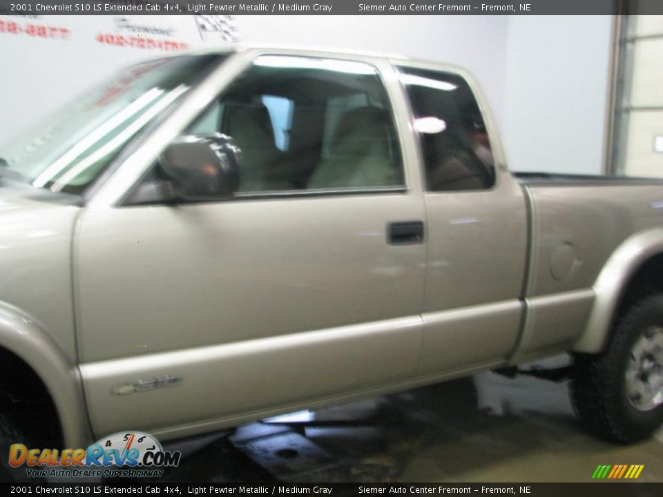 2001 Chevrolet S10 LS Extended Cab 4x4 Light Pewter Metallic / Medium Gray Photo #33