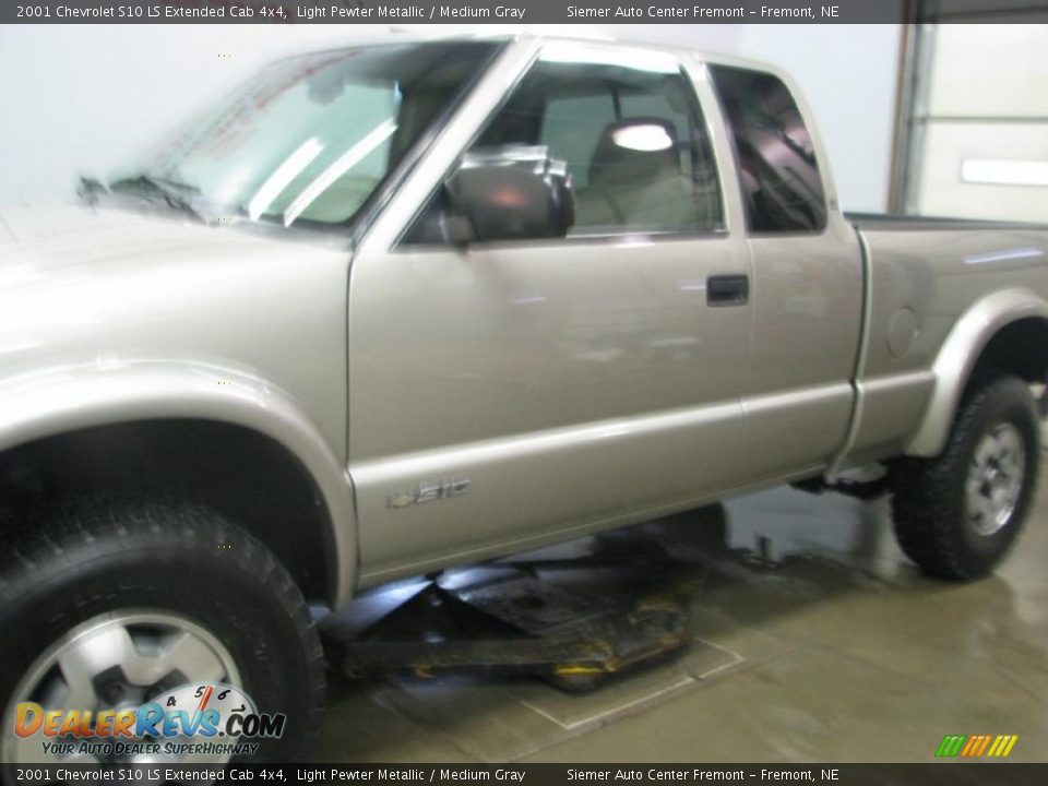 2001 Chevrolet S10 LS Extended Cab 4x4 Light Pewter Metallic / Medium Gray Photo #34