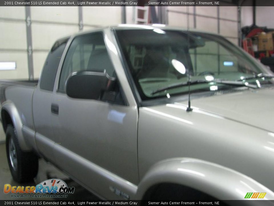 2001 Chevrolet S10 LS Extended Cab 4x4 Light Pewter Metallic / Medium Gray Photo #35