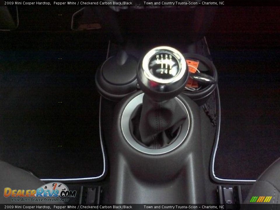 2009 Mini Cooper Hardtop Pepper White / Checkered Carbon Black/Black Photo #10