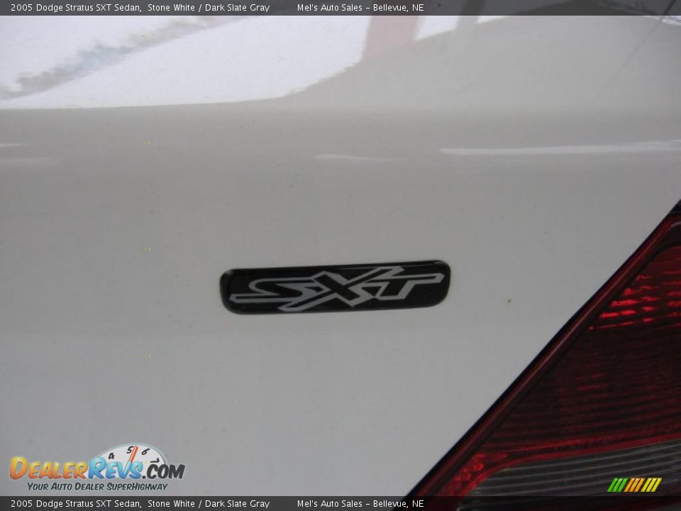 2005 Dodge Stratus SXT Sedan Stone White / Dark Slate Gray Photo #5