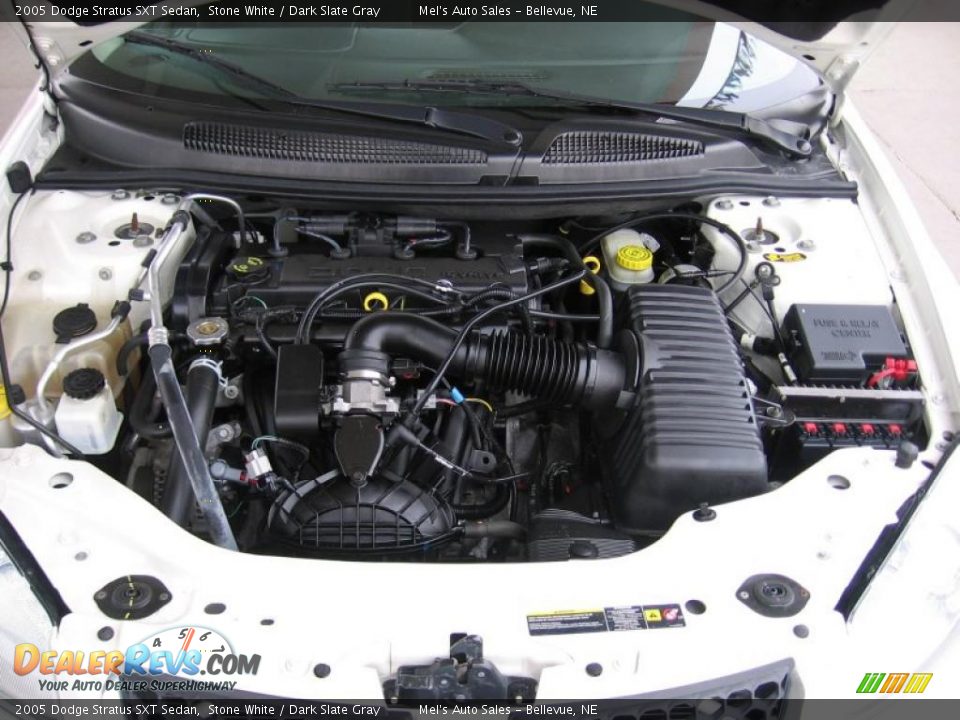 2005 Dodge Stratus SXT Sedan Stone White / Dark Slate Gray Photo #12